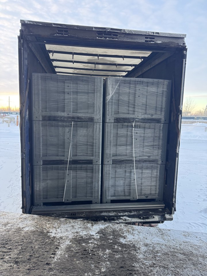 Загрузка боксов iPlast в фуру (1)