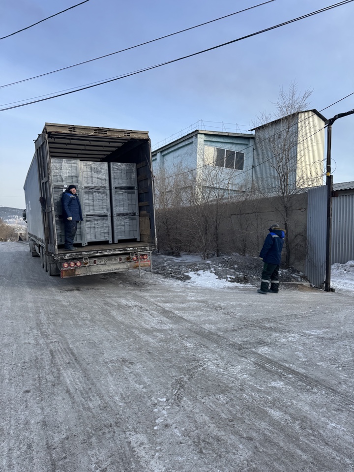 Загрузка боксов iPlast в фуру (2)
