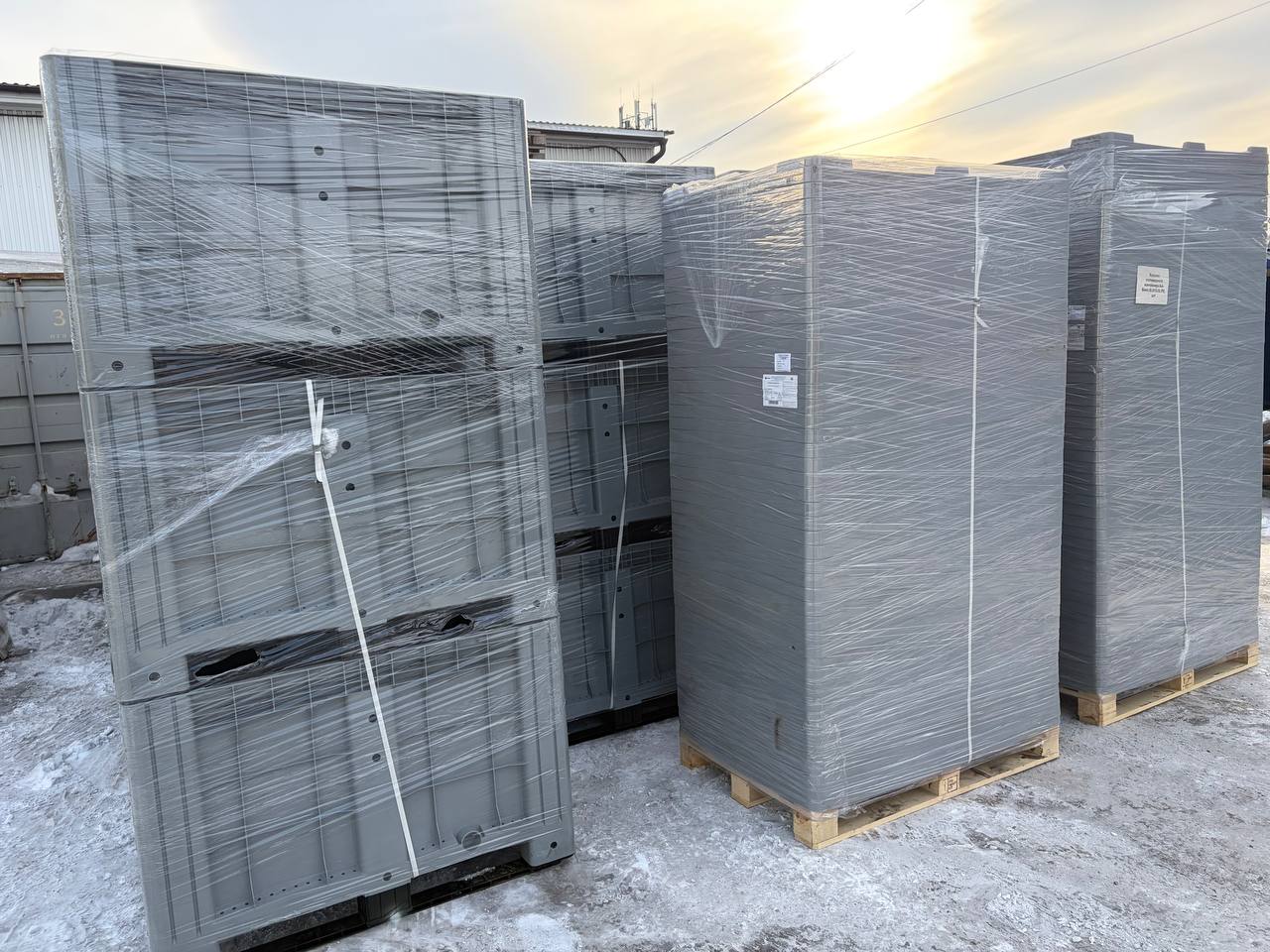 Боксы iPlast после разгрузки на складе